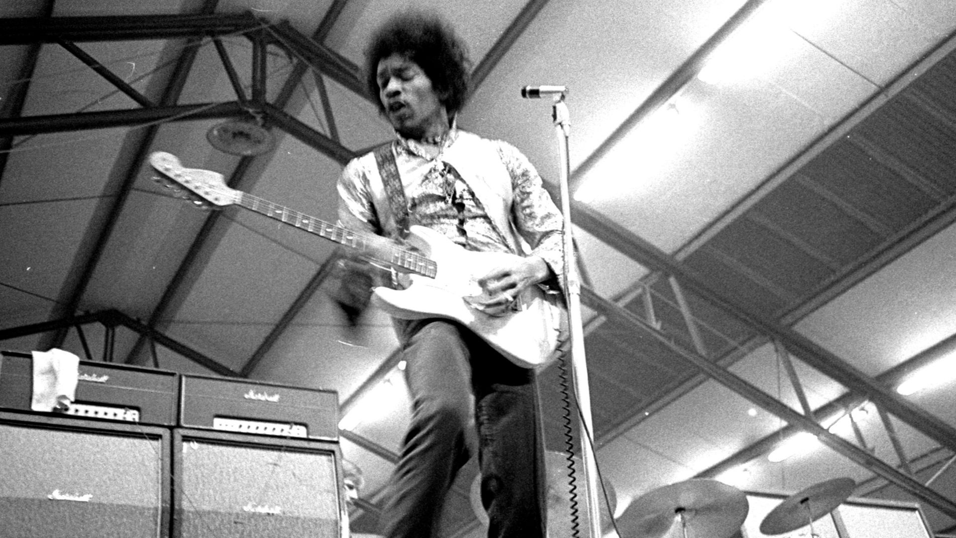 File:Popartiest Jimi Hendrix op Hippy Happy beurs voor jongeren in Ahoy.jpg