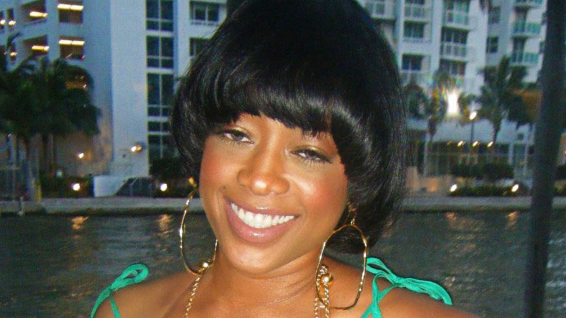 File:Trina Bleu Magazine Signing.jpg