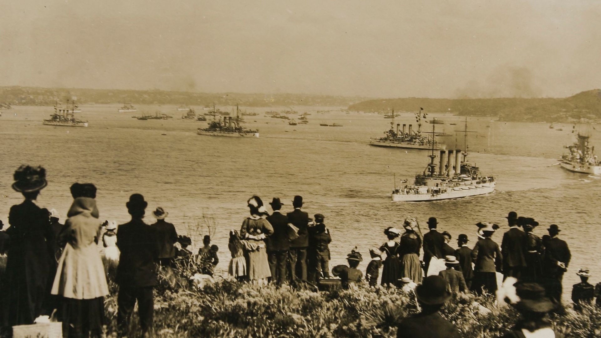 File:Spectators watching the arrival of the US Great White Fleet (7173681352).jpg