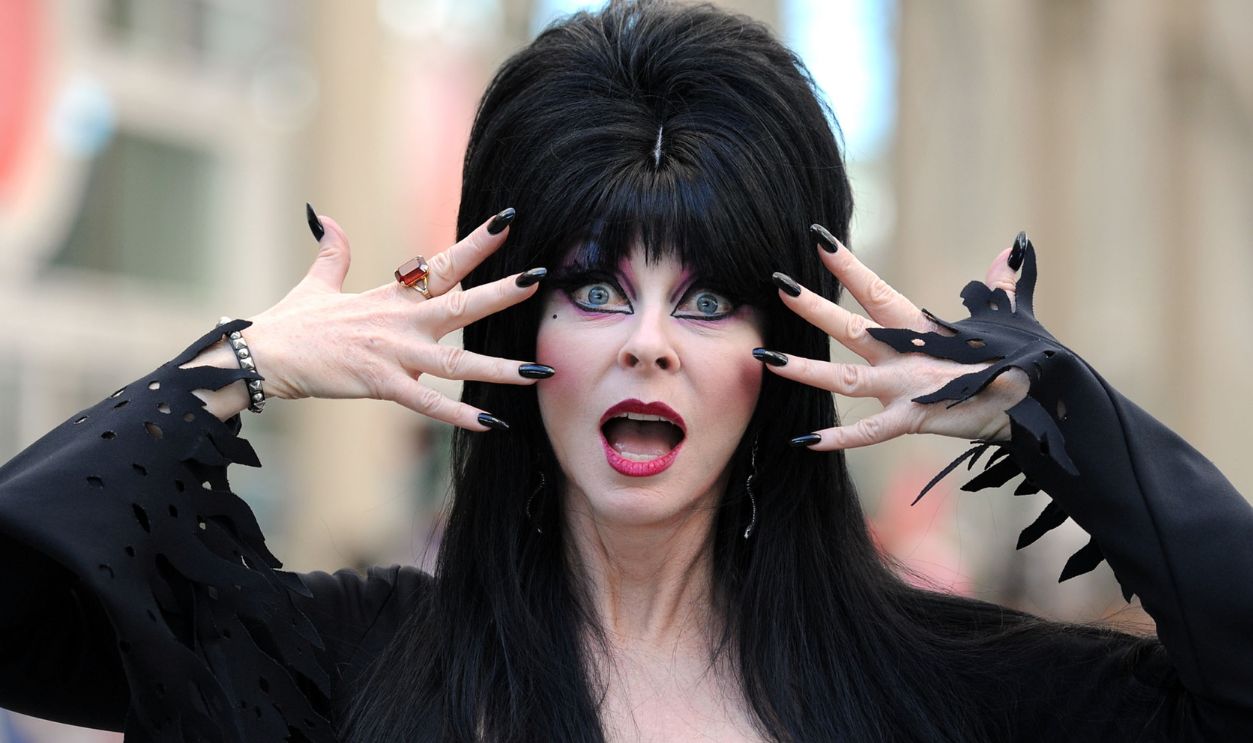 Elvira Mistress Of The Dark Photo Op - Comic-Con 2011