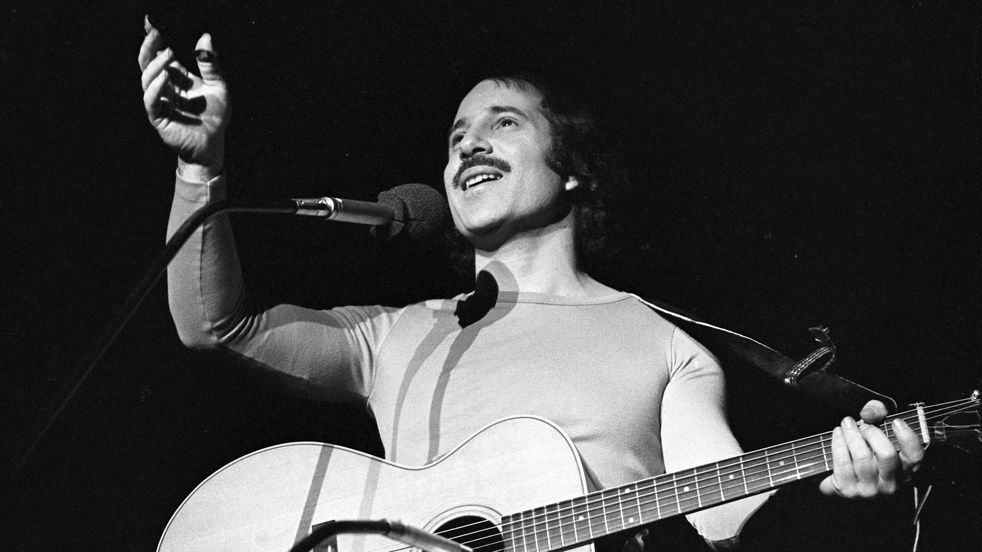 File:Paul Simon performing in Santa Monica, 1975.jpg