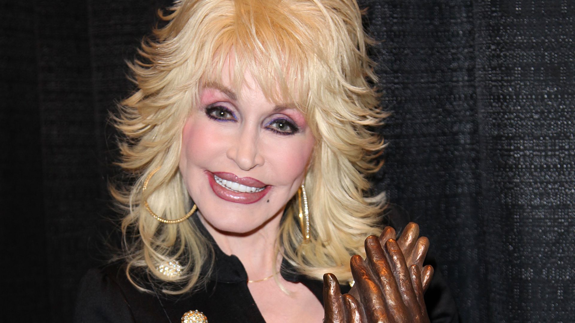 File:Dolly Parton accepting Liseberg Applause Award 2010 portrait.jpg