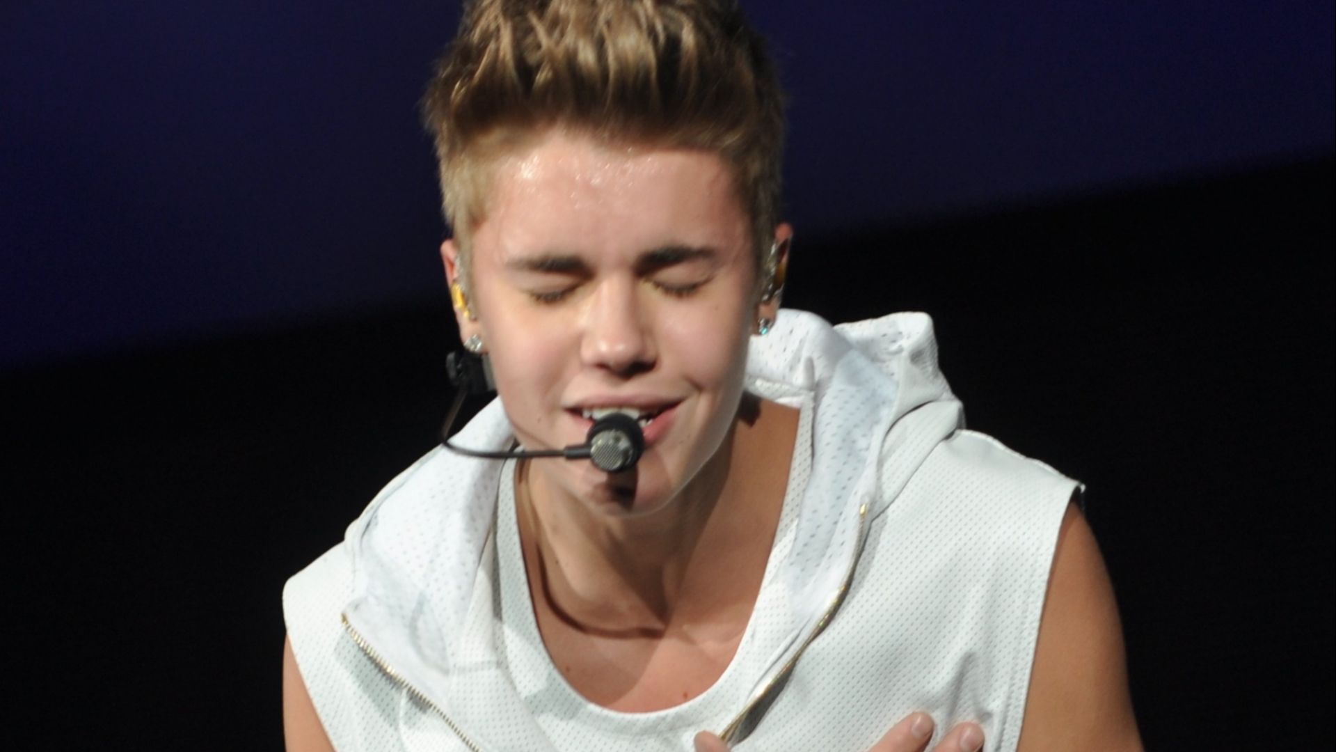 File:Believe Tour 13, 2012.jpg