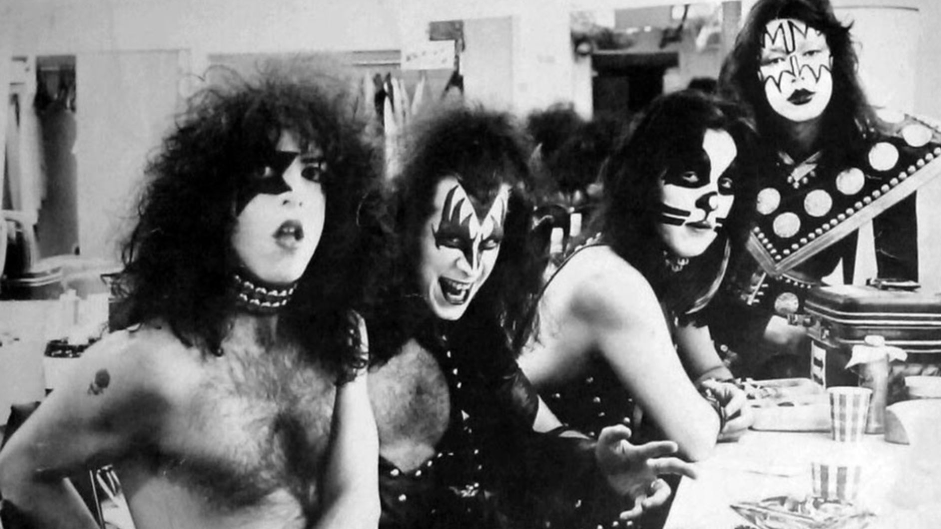 File:Kiss at backstage (1975).jpg