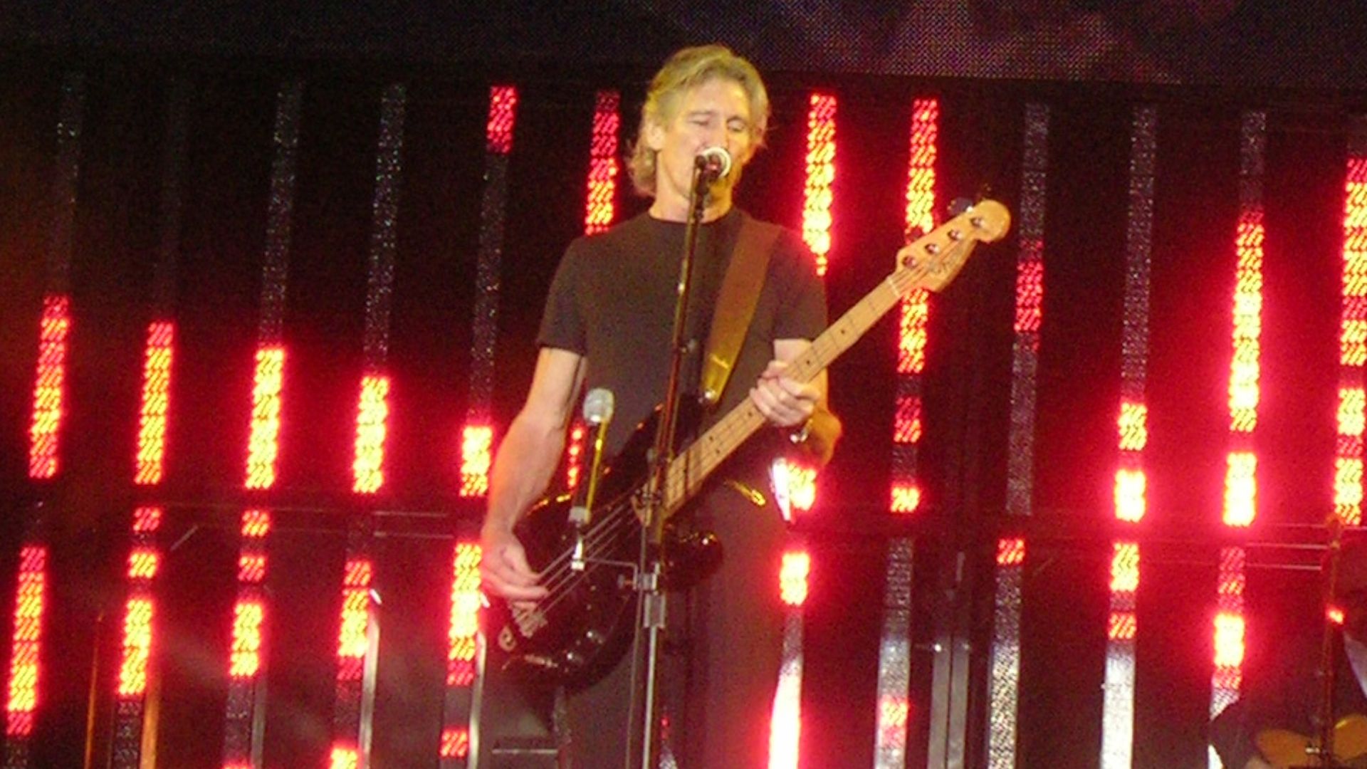 File:Roger Waters concert 06.jpg