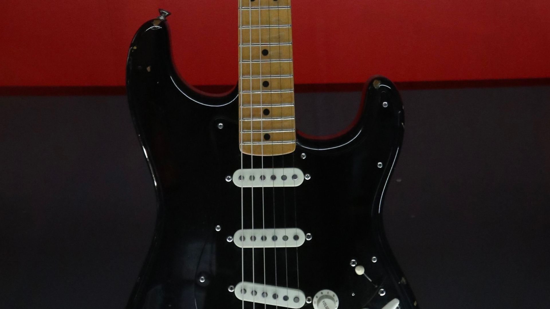 File:Black Strat.jpg