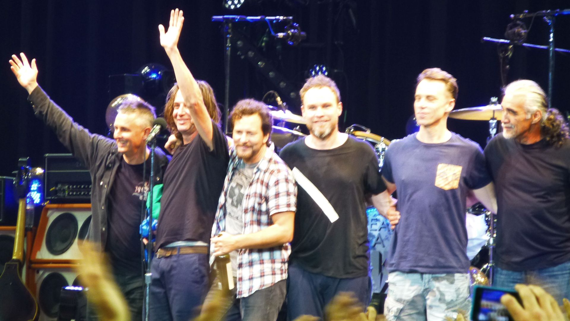 File:PearlJam-Oakland-2013.JPG