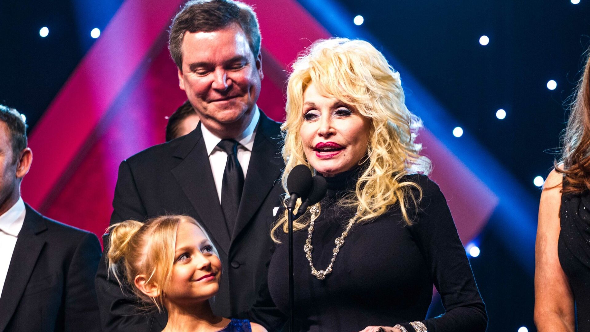File:24S HR DollyParton&Crew 10.jpg