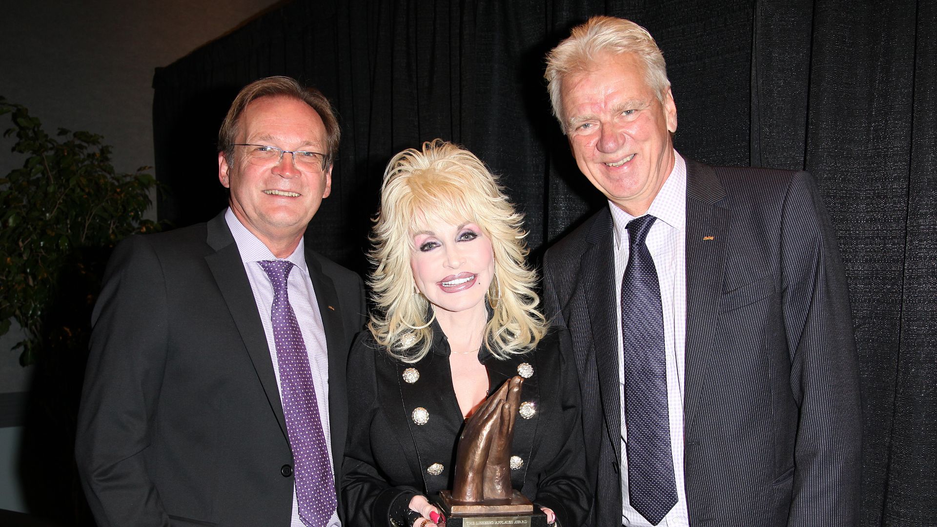 File:Dolly Parton accepting Liseberg Applause Award 2010 landscape.jpg