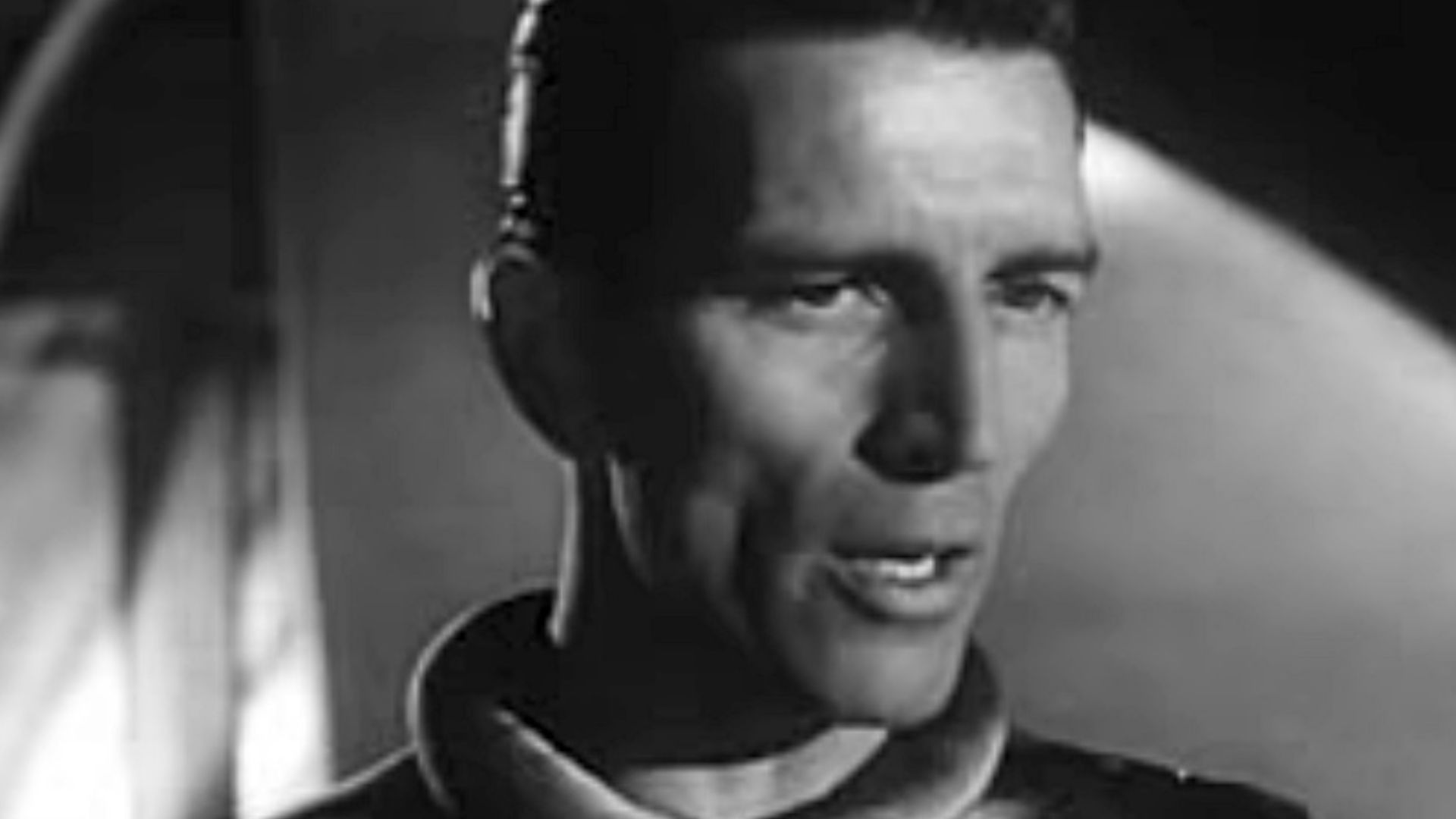 File:Klaatu - screenshot from trailer for Day the Earth Stood Still.jpg