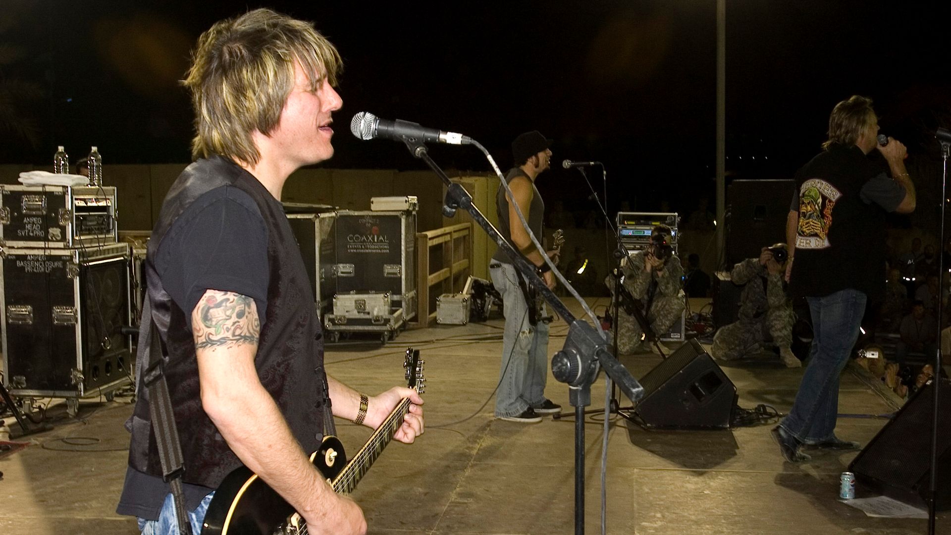 File:Bad Company performs for the troops DVIDS259838.jpg