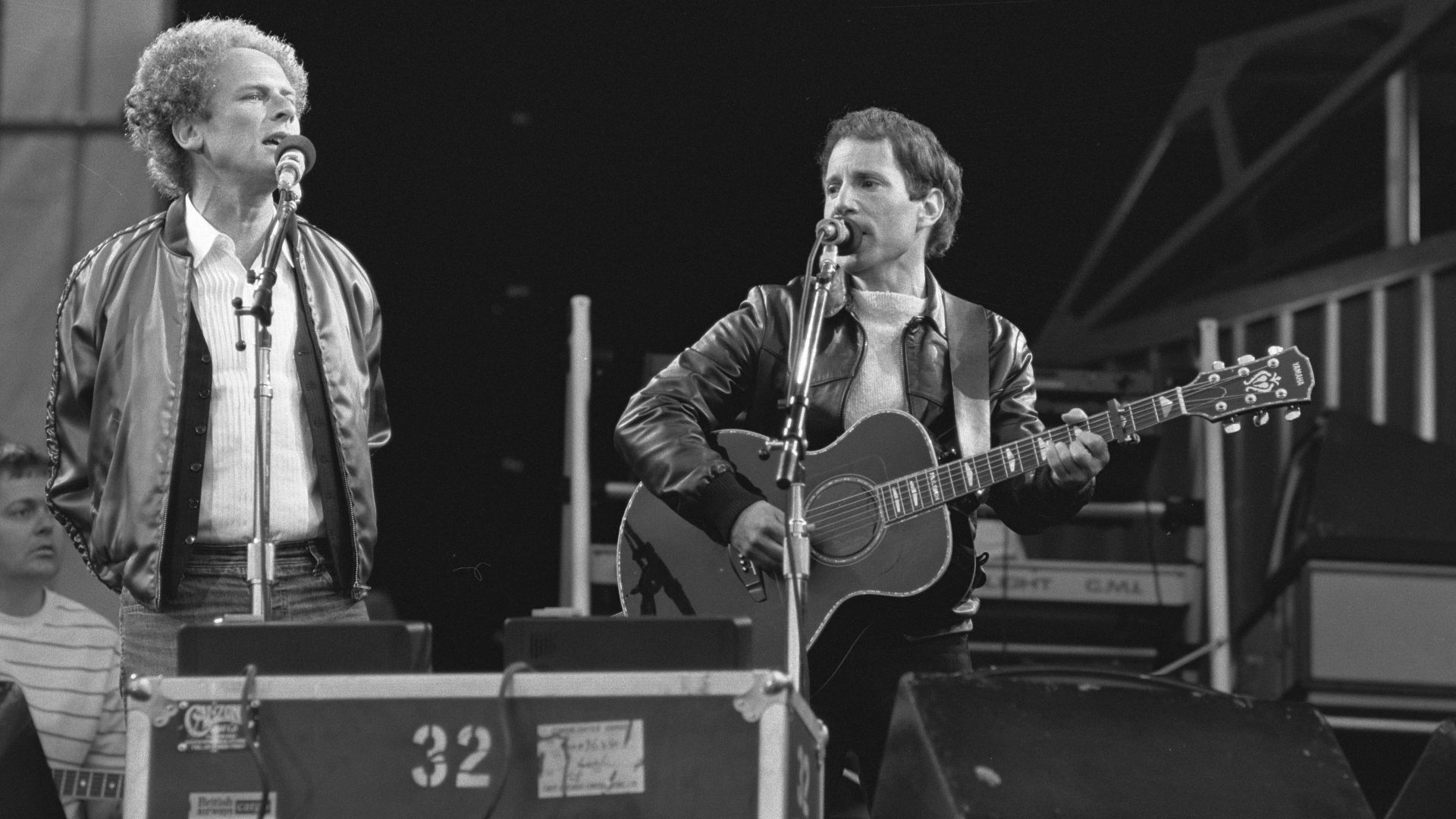 File:Optreden Simon and Garfunkel (links) in Feijenoordstadion, Rotterdam, Bestanddeelnr 932-2092.jpg