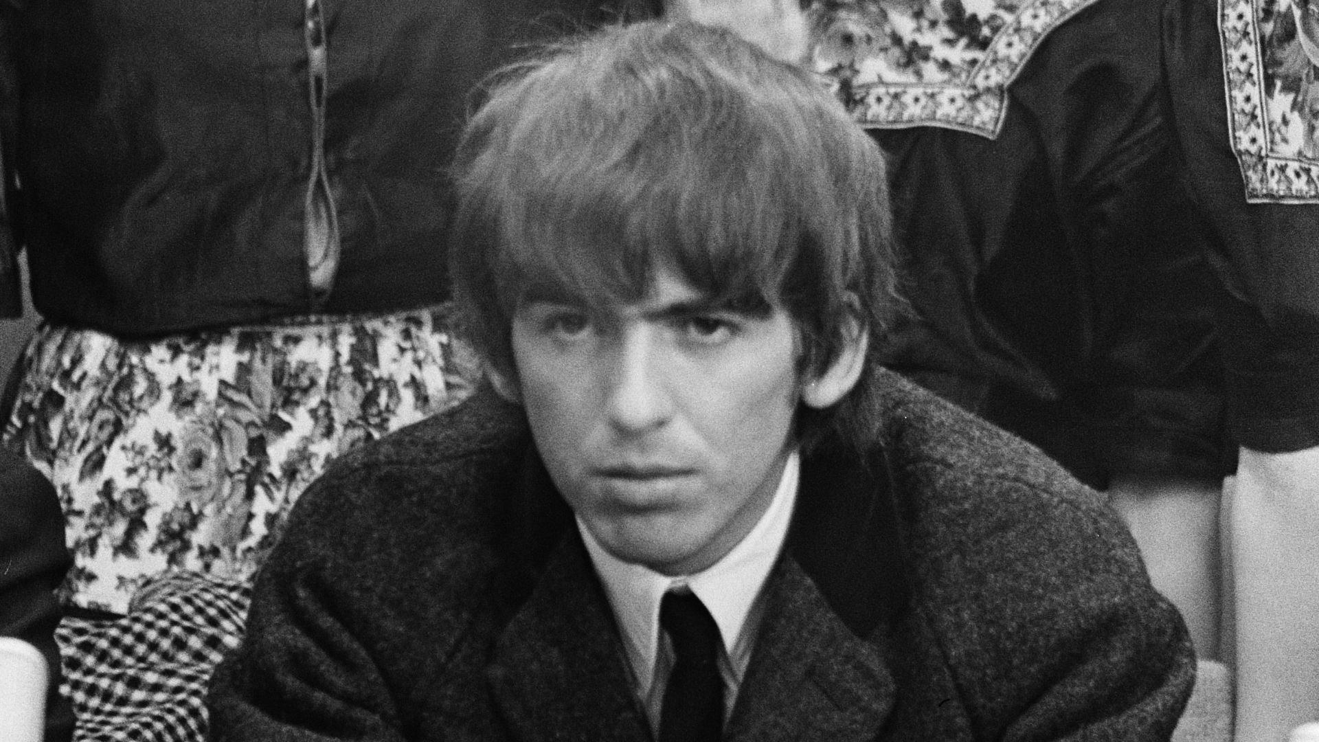 File:Aankomst Beatles op Schiphol, de Beatles tijdens persconferentie George Harriso, Bestanddeelnr 916-5132.jpg