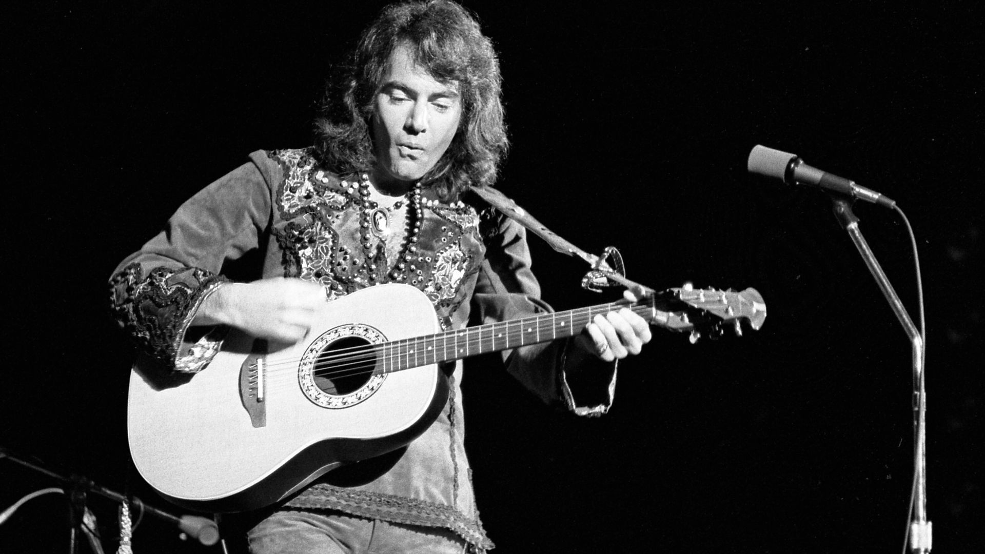 File:Neil Diamond in concert, 1972.jpg