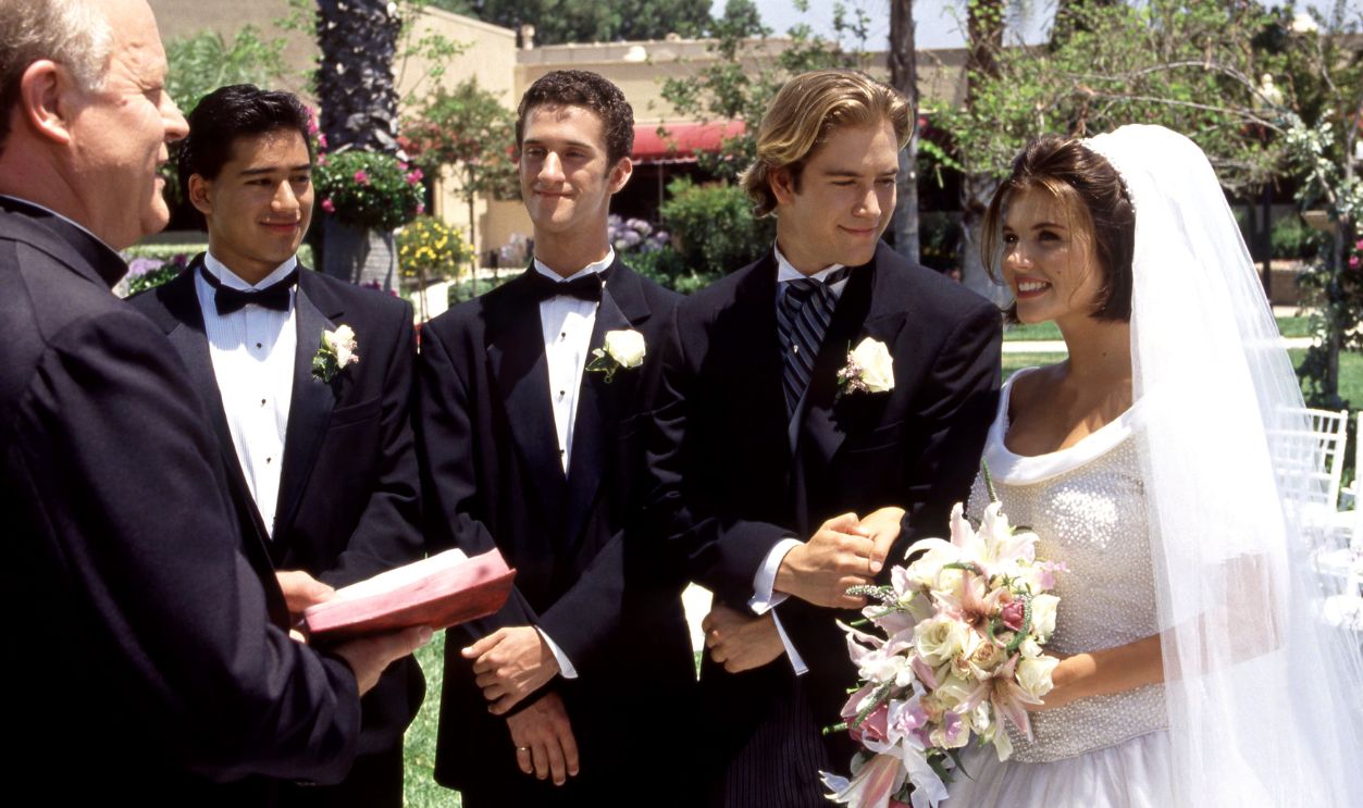 Gettyimages - 1448621238, The Saved By The Bell: Wedding (L-R) Actors Mario Lopez (AC Slater), Dustin Diamond (1977-2021) (Samuel 'Screech' Powers) Mark-Paul Gosselaar (Zack Morris) and American actress Tiffani Amber Thiessen (Kelly Kapowski) during The Saved By The Bell wedding, Las Vegas, Nevada, June 1994.