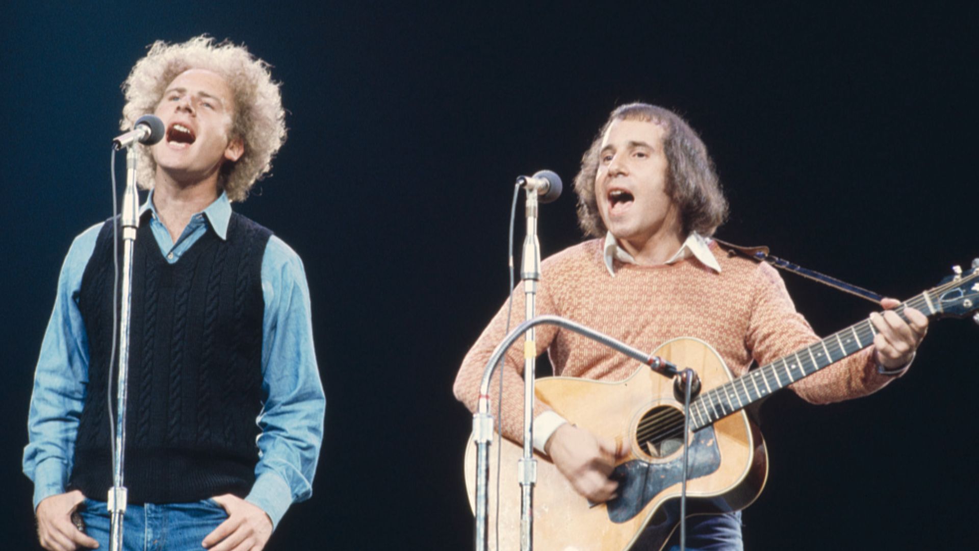 File:Simon and Garfunkel Madison Square Garden 1972.jpg