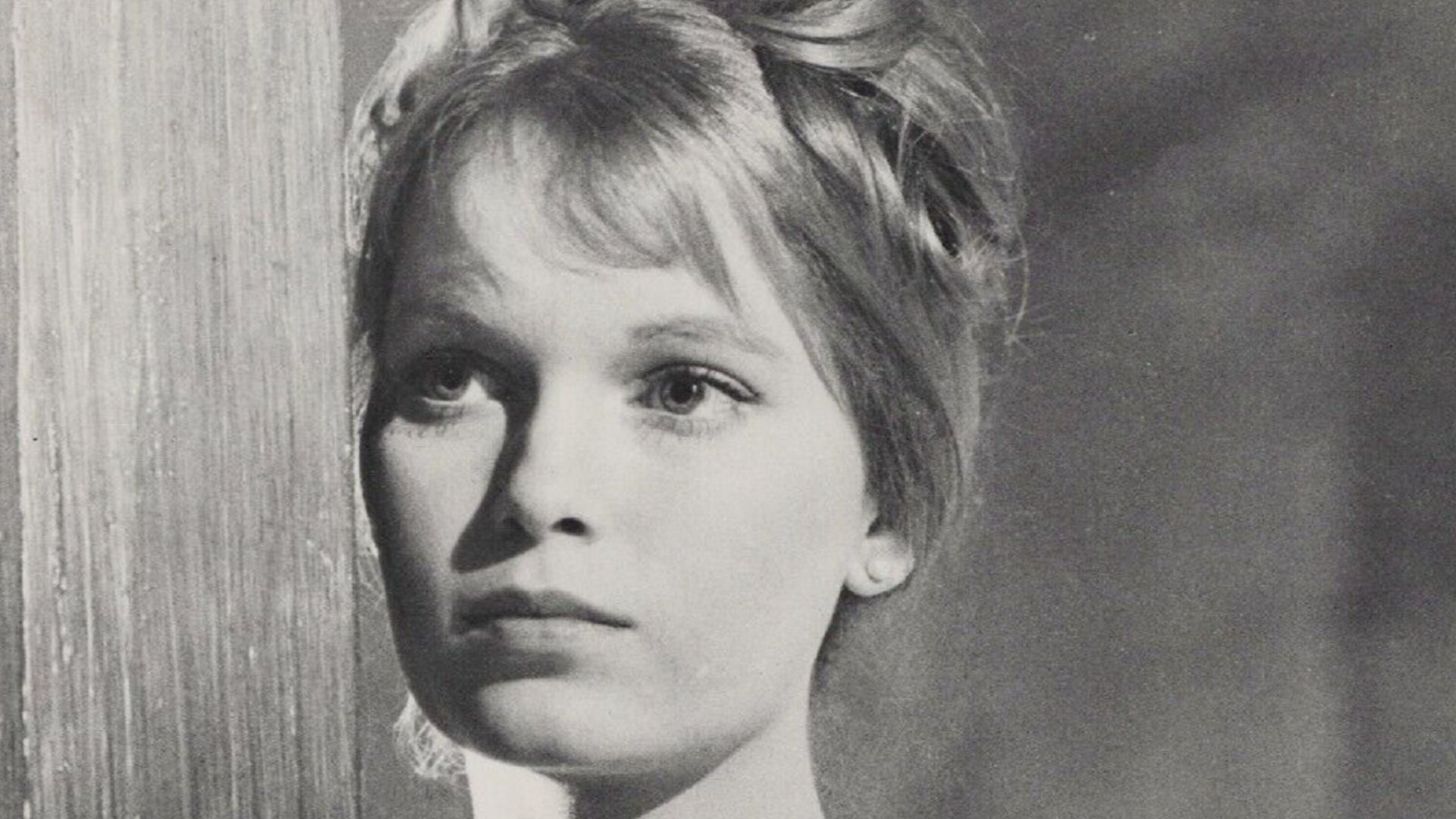 File:Mia Farrow - Guns at Batasi (1964).png