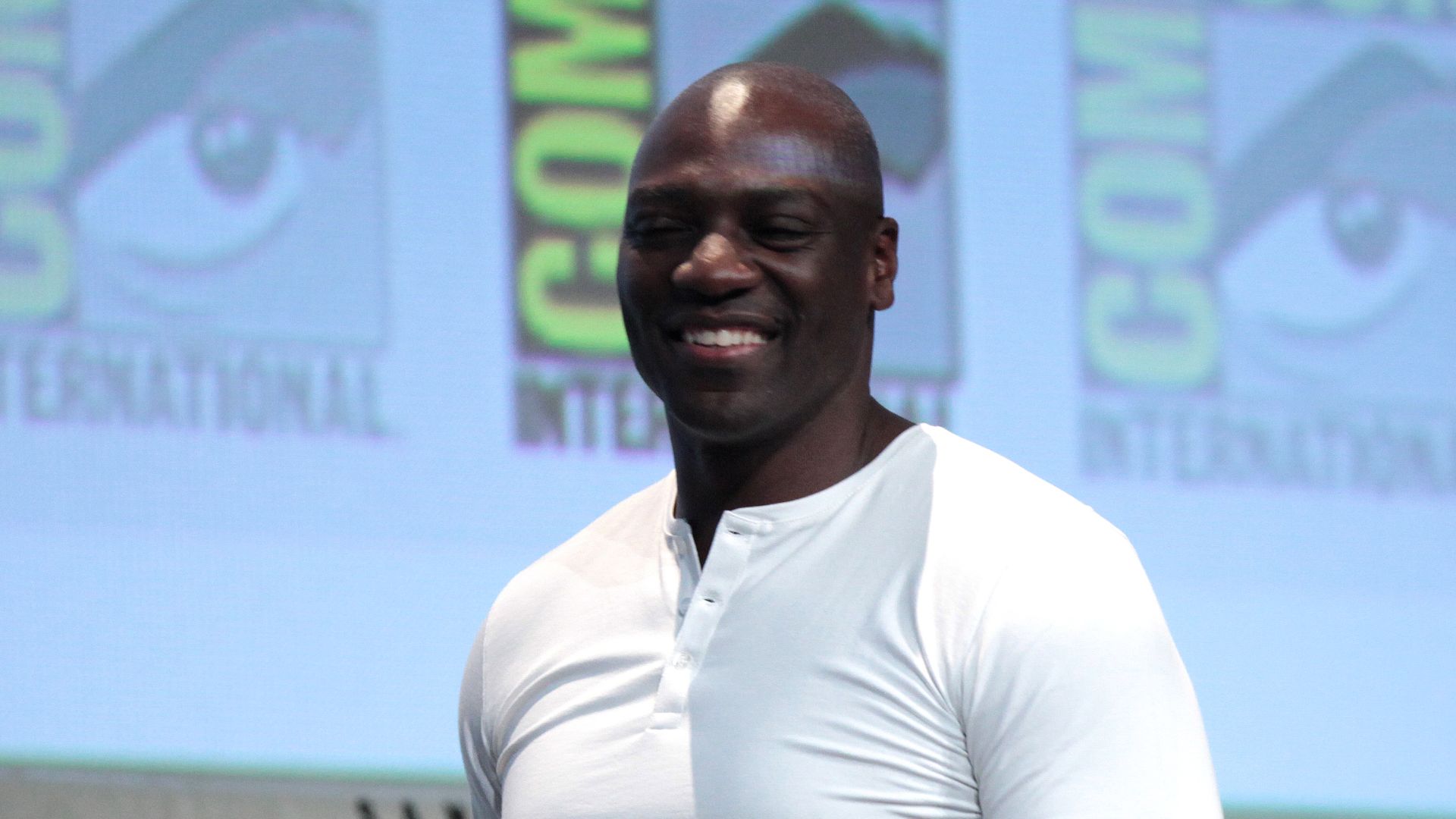 File:SDCC 2015 - Adewale Akinnuoye-Agbaje (19702045772).jpg