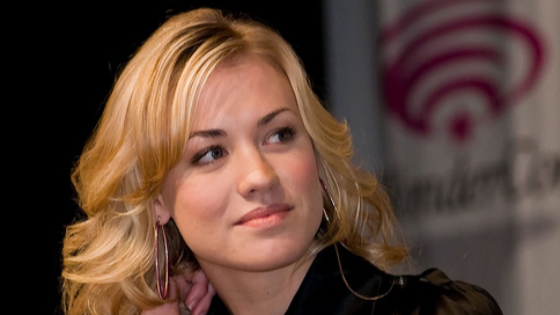 File:Yvonne strahovski.jpg
