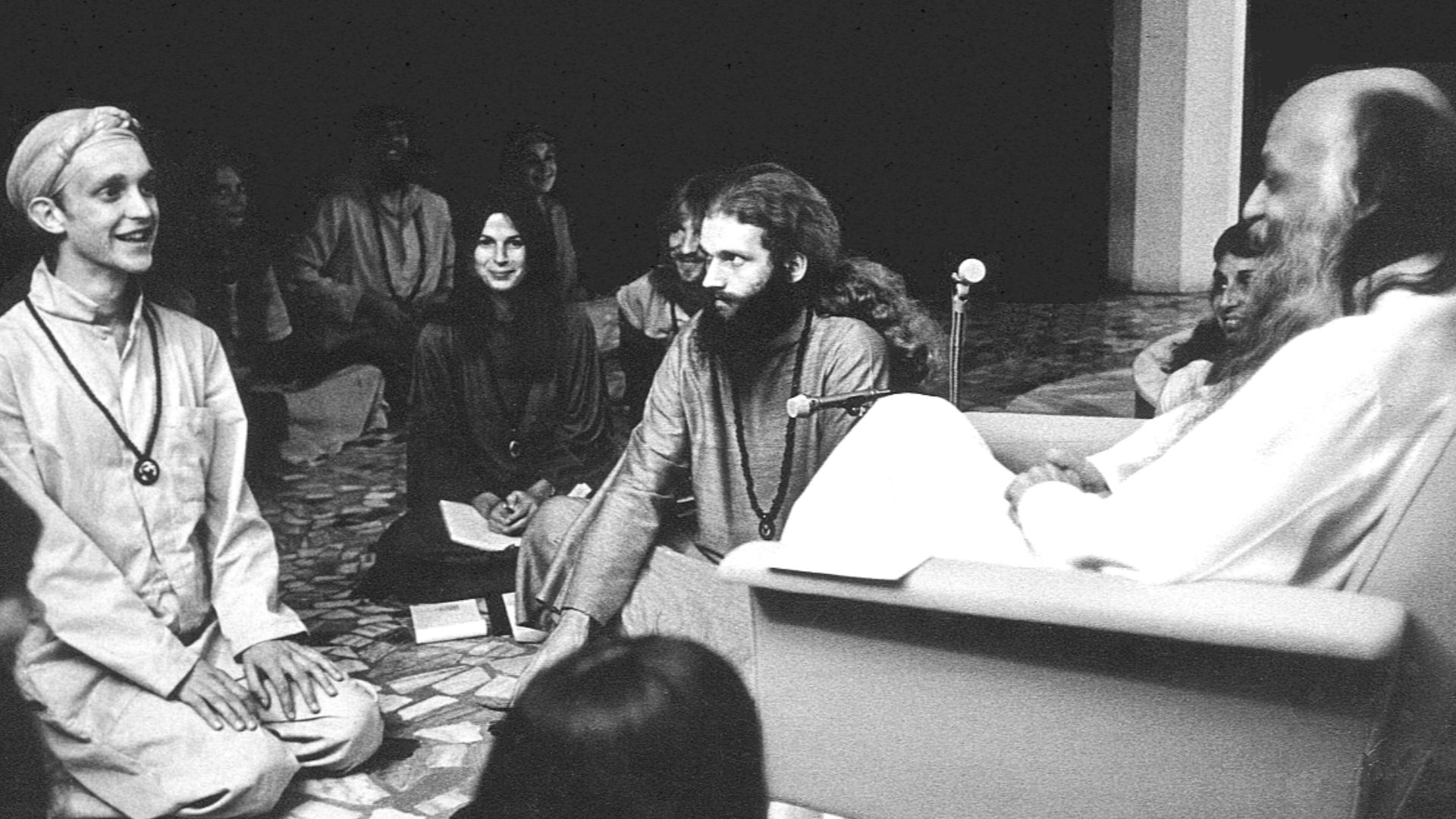 File:Rajneesh and disciples at Poona in 1977.jpg