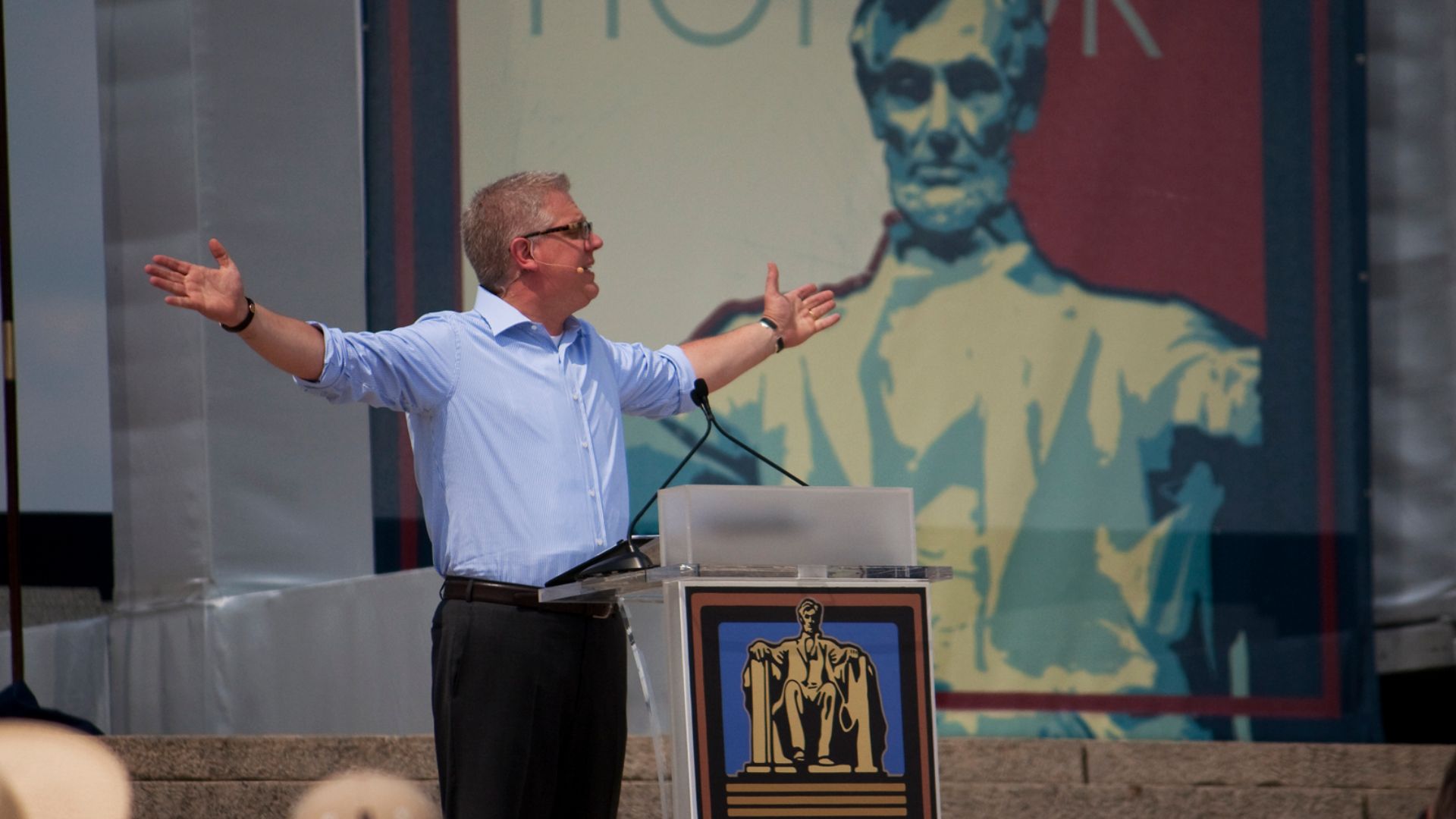 File:Glenn Beck Restoring Honor Hands Out.jpg
