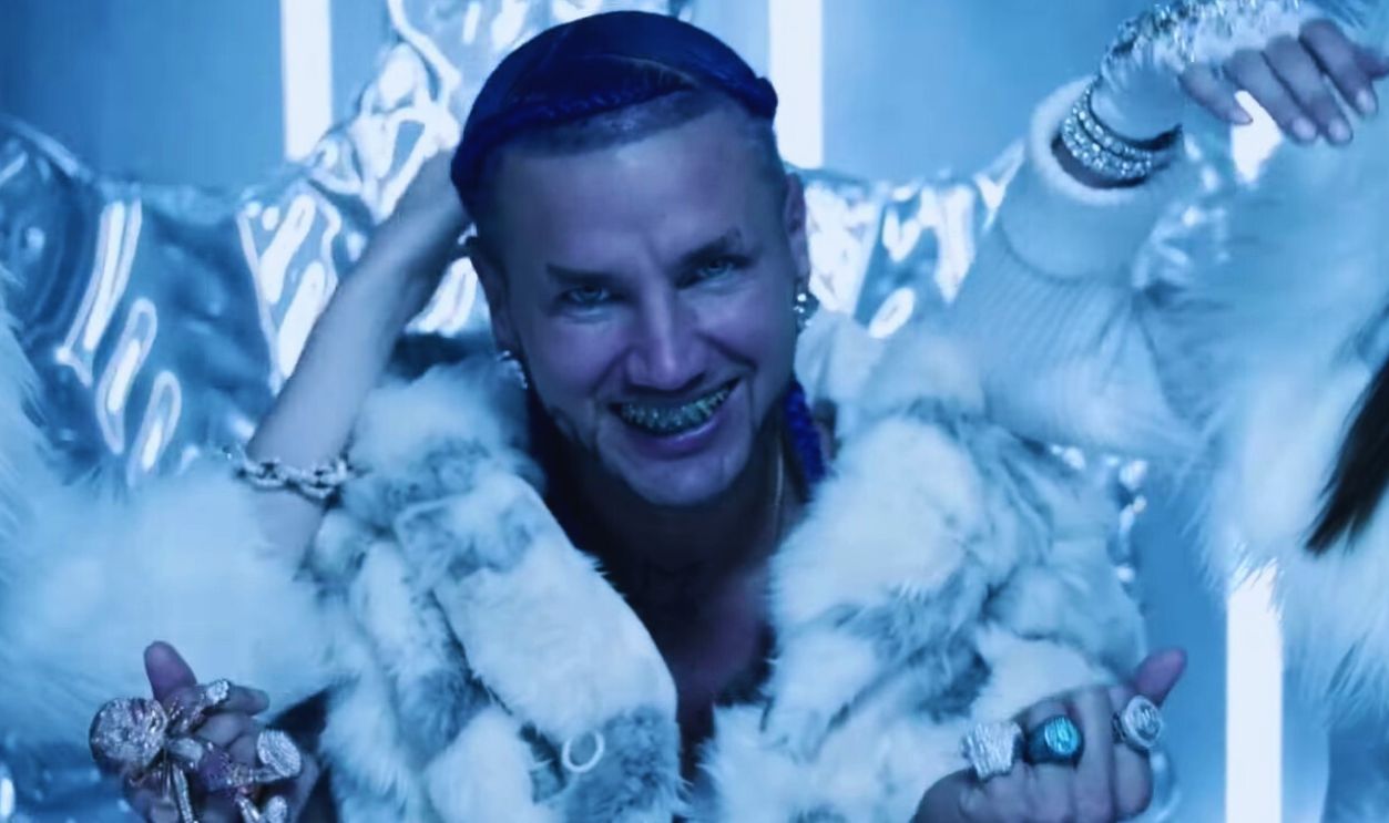 Screenshot from Tip Toe Wing In My Jawwdinz (2014)