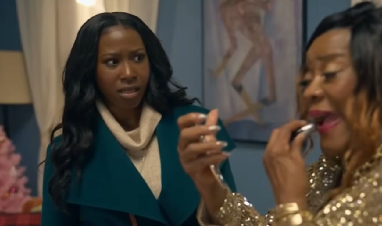 Screenshot from Deck the Hallways (2025)