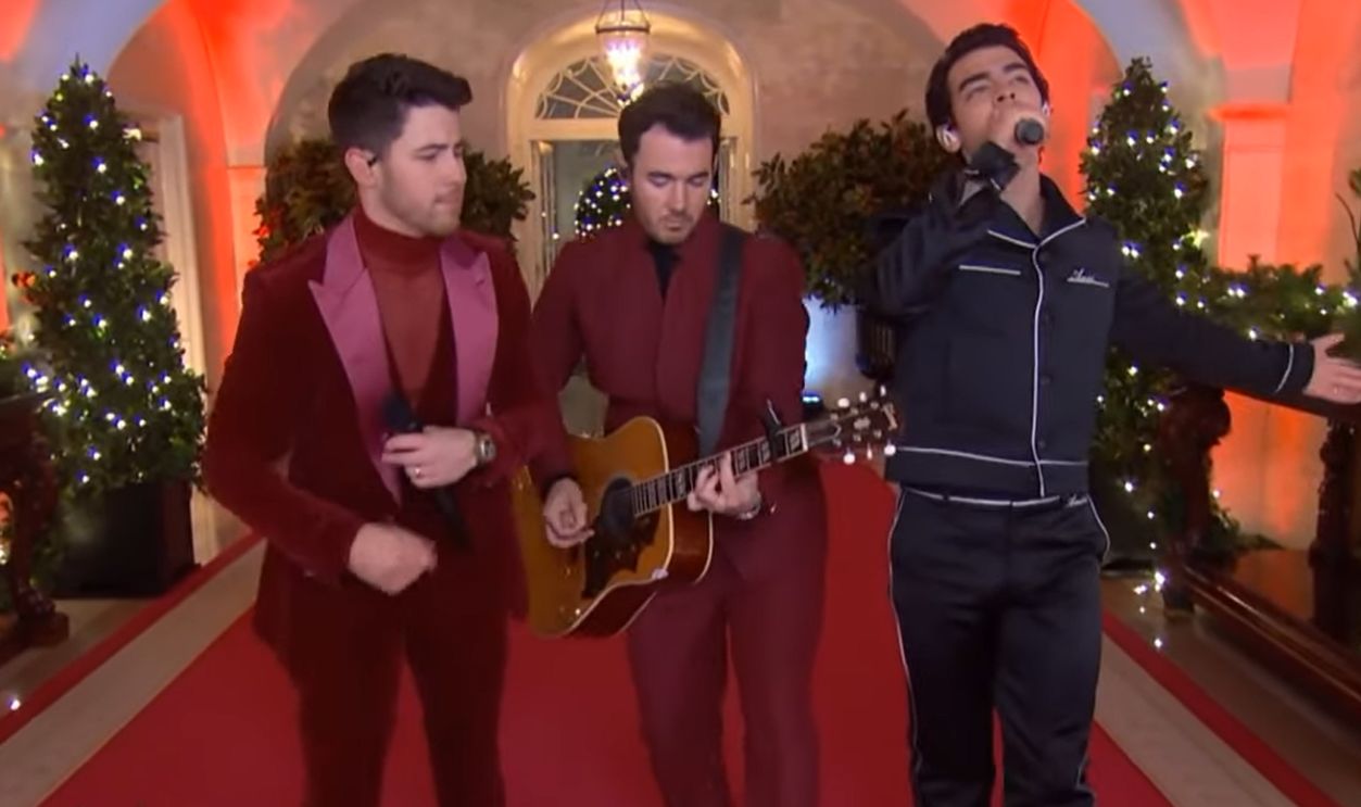 Screenshot from Like It’s Christmas (2019)