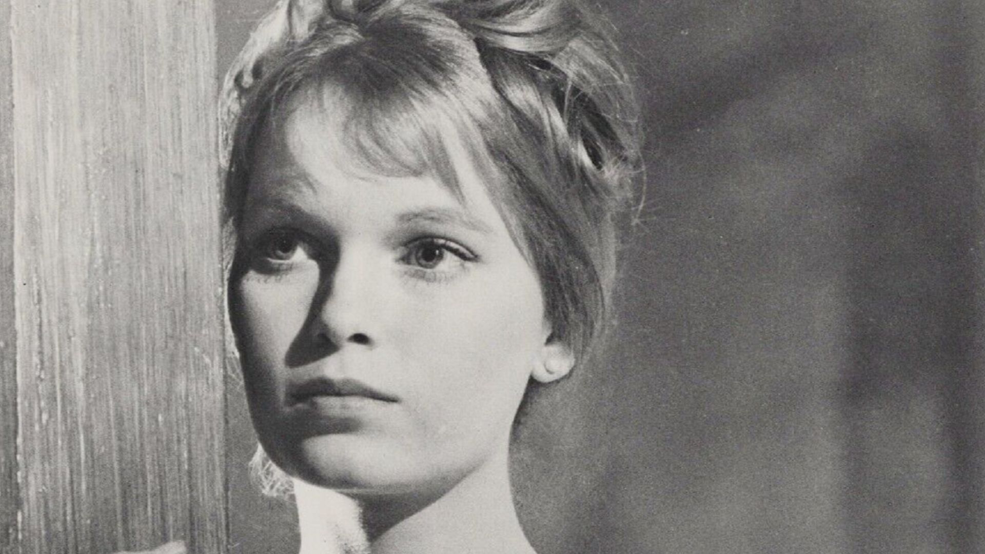 File:Mia Farrow - Guns at Batasi (1964).png