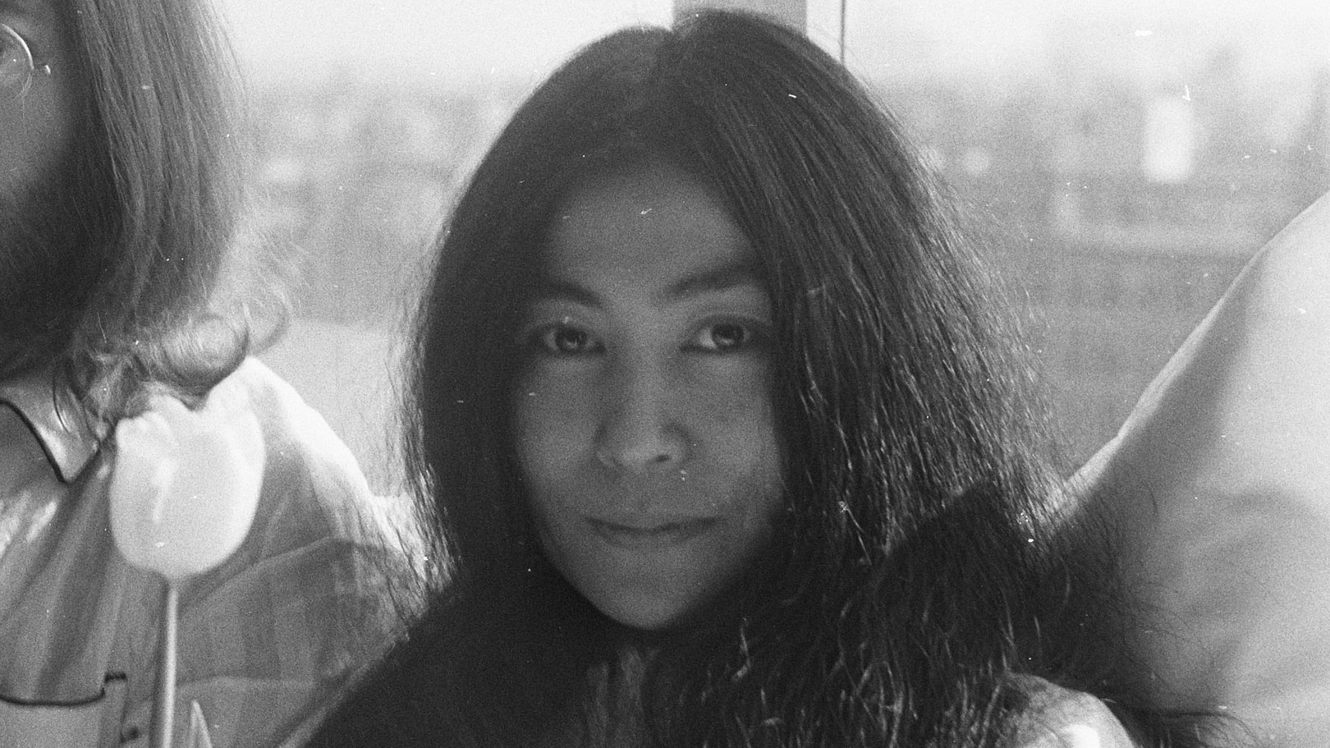 File:John Lennon en zijn echtgenote Yoko Ono op huwelijksreis in Amsterdam hielden pe, Bestanddeelnr 922-2301.jpg