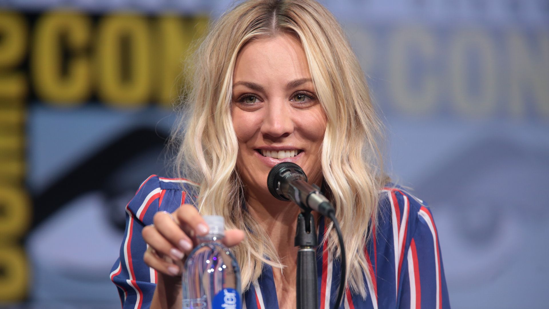 File:Kaley Cuoco (35975490932).jpg