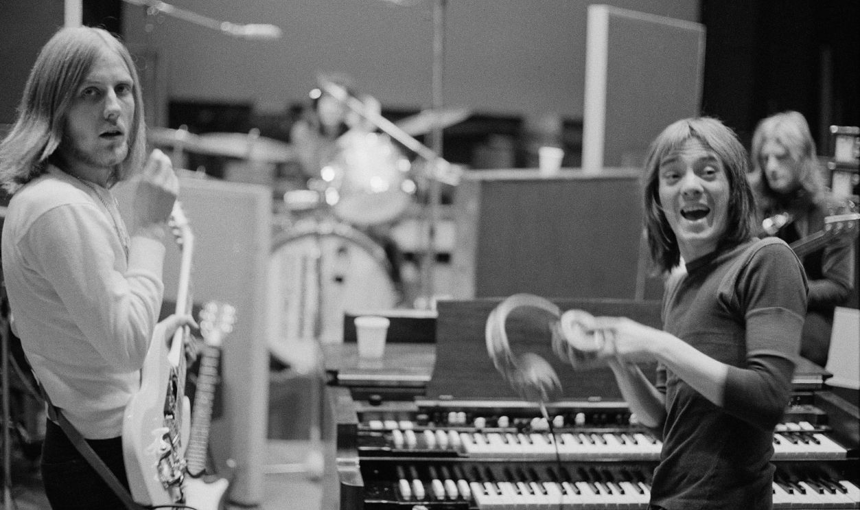Gettyimages - 150031355, Humble Pie In Studio English rock group Humble Pie recording the album 'Smokin'' at Olympic Studios, Barnes, London, 20th January 1972. Left to right: Clem Clempson, Jerry Shirley, Steve Marriott (1947 - 1991) and Greg Ridley (1947 - 2003). 