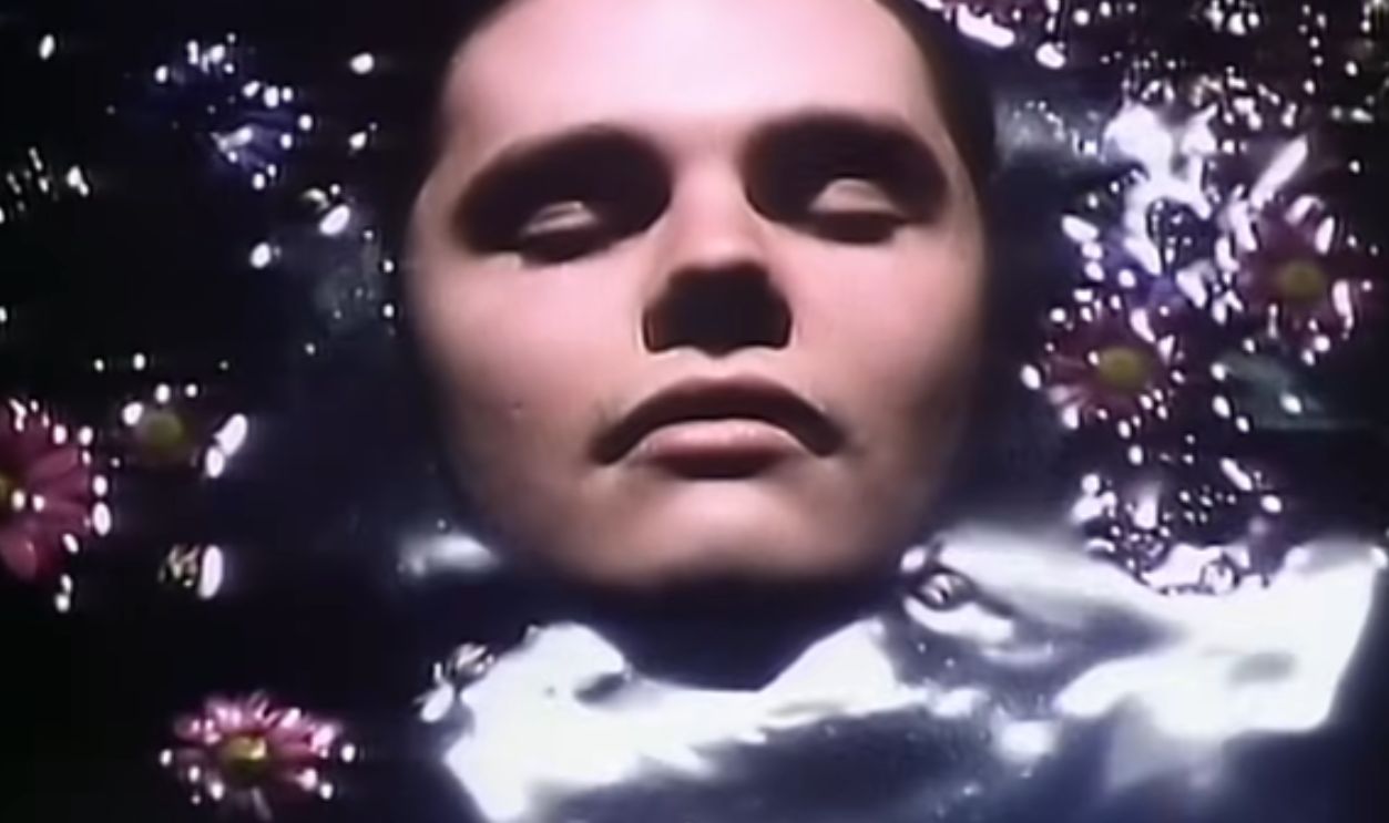 Screenshot from Gish, Caroline (1991)