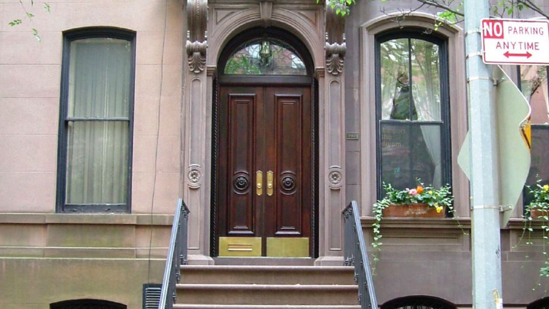 File:66 Perry Street Carrie Bradshaw's House From Sex And The City (1149739647).jpg