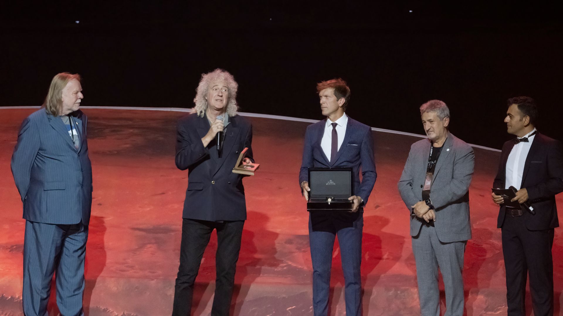 File:Brian May receives Stephen Hawking medal at Starmus IV Festival Yerevan, Armenia.jpg