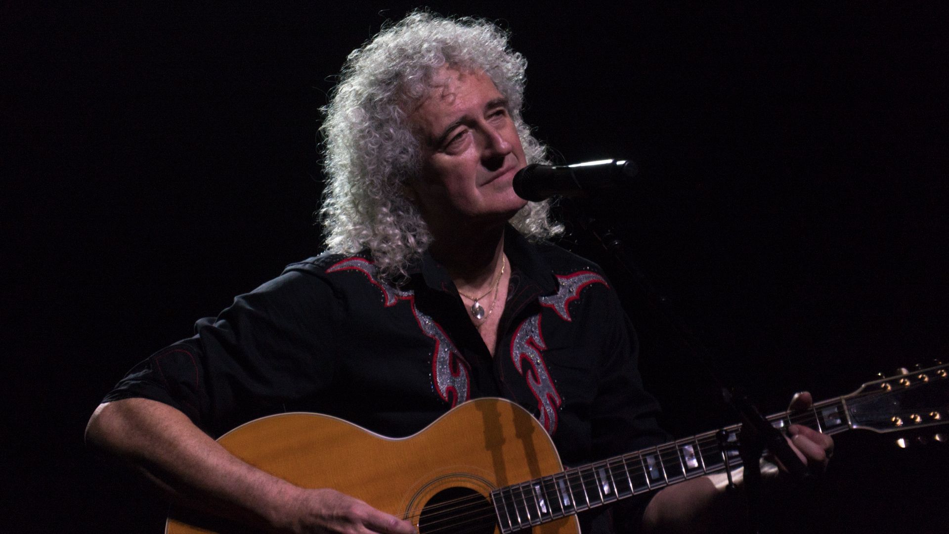 File:Queen And Adam Lambert - The O2 - Tuesday 12th December 2017 QueenO2121217-34 (39066618045).jpg