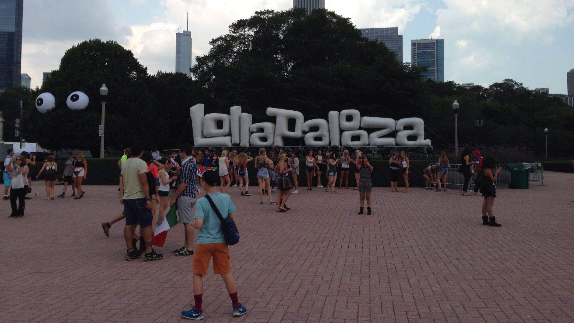 File:Lollapalooza 2014, Chicago (14735755330).jpg