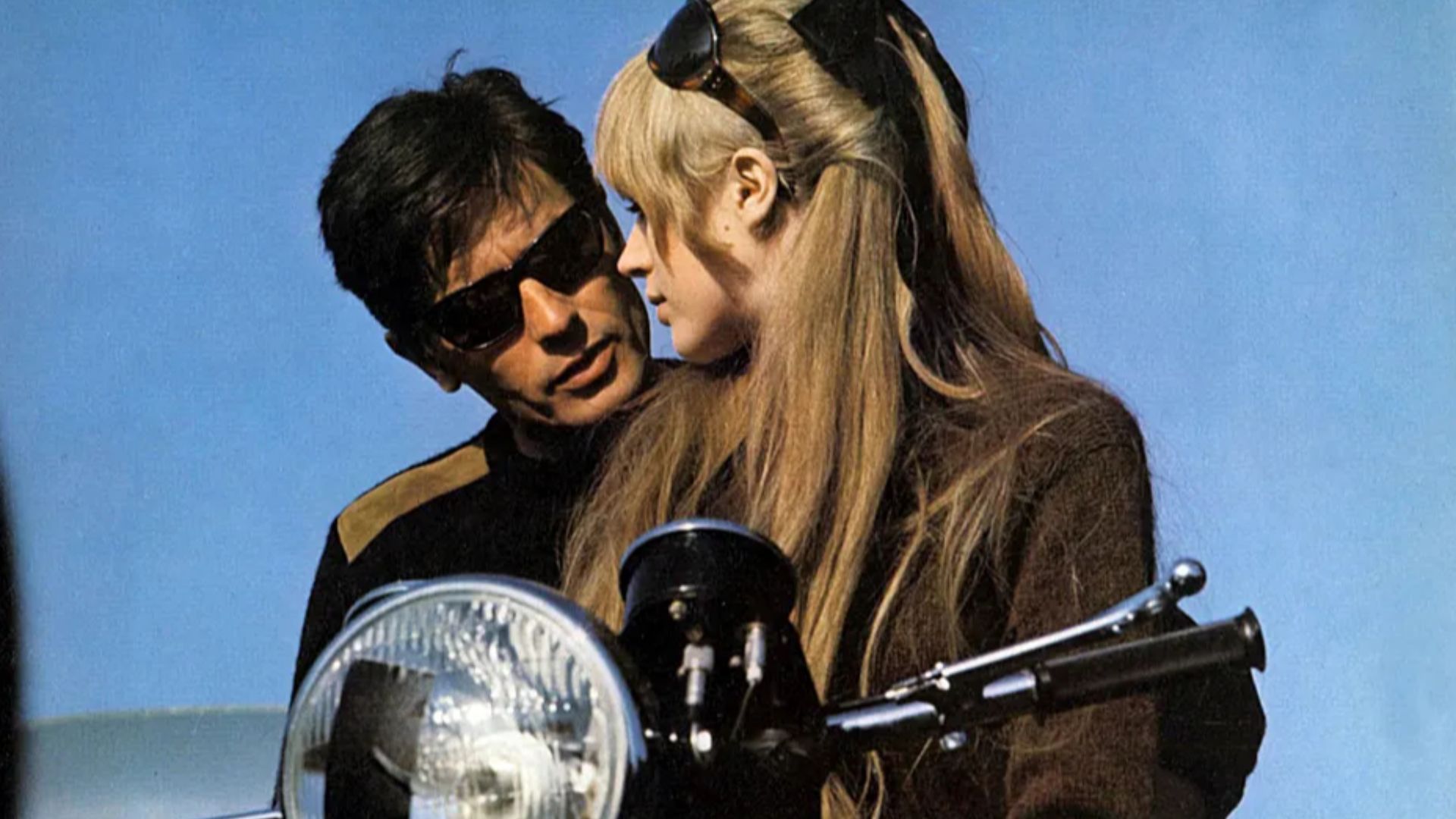 File:Alain Delon et Marianne Faithfull dans une scène du film La Motocyclette.jpg