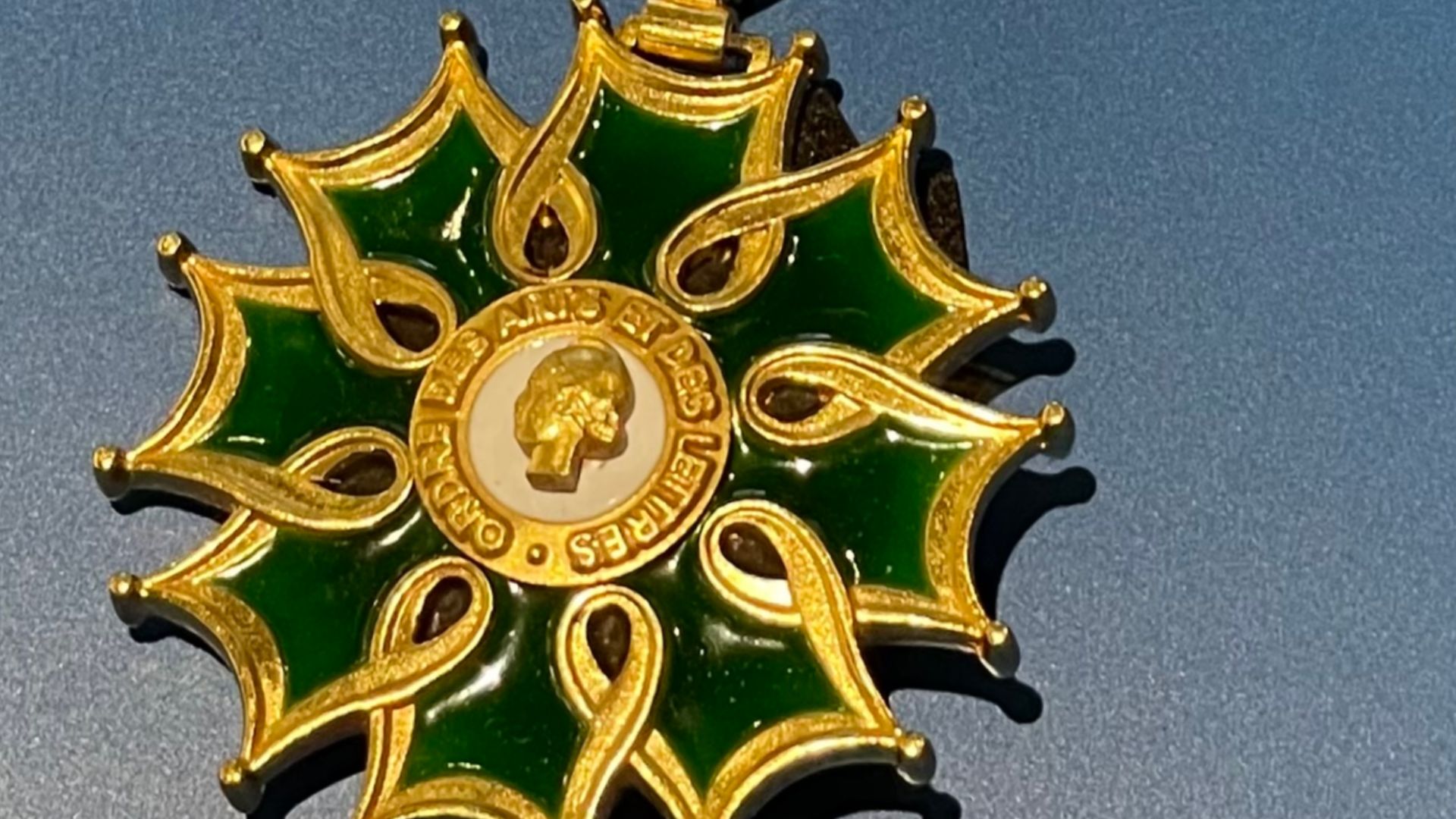 File:Médaille d'Officier de l'Ordre des Arts et des Lettres.jpg