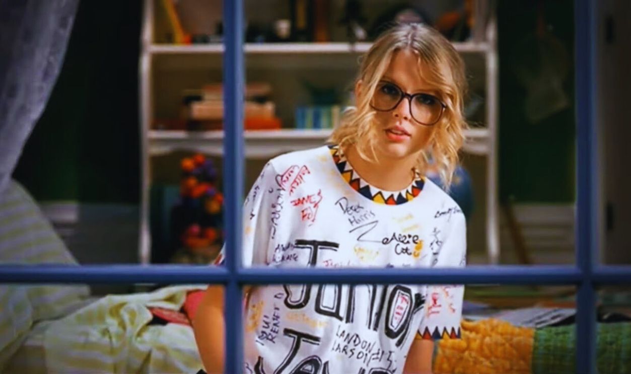 Screenshot from You Belong With Me (2008)