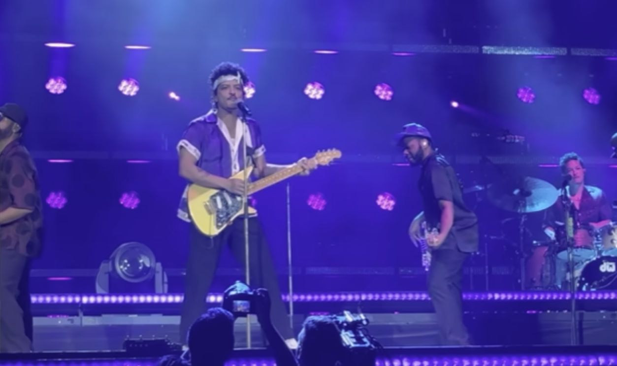 Screenshot from Marry You (2010)