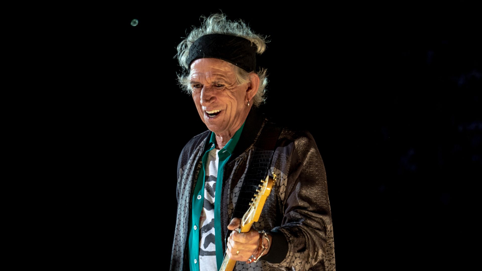 File:Keith Richards smiles onstage while playing guitar in London - 22 May 2018 (40532918910).jpg