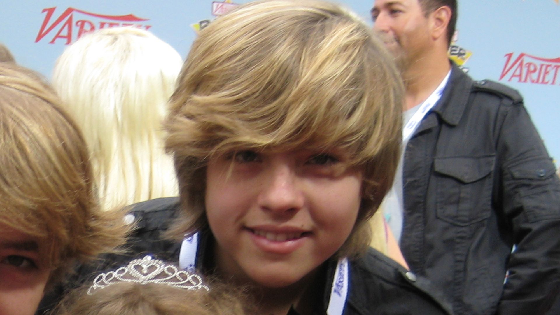 File:Dylan and Cole Sprouse with Piper.jpg