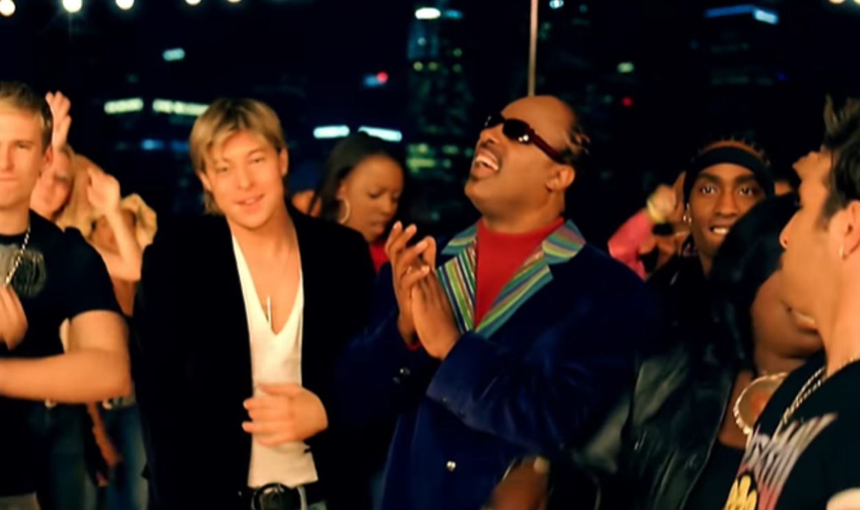 Screenshot from Signed, Sealed, Delivered I'm Yours (2003)