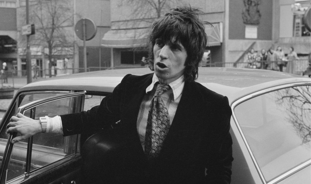 English musician, singer, and songwriter Keith Richards arrives at Aylesbury Crown Court to attend his court trial for possession of illegal substances, London, UK, 11th January 1977.