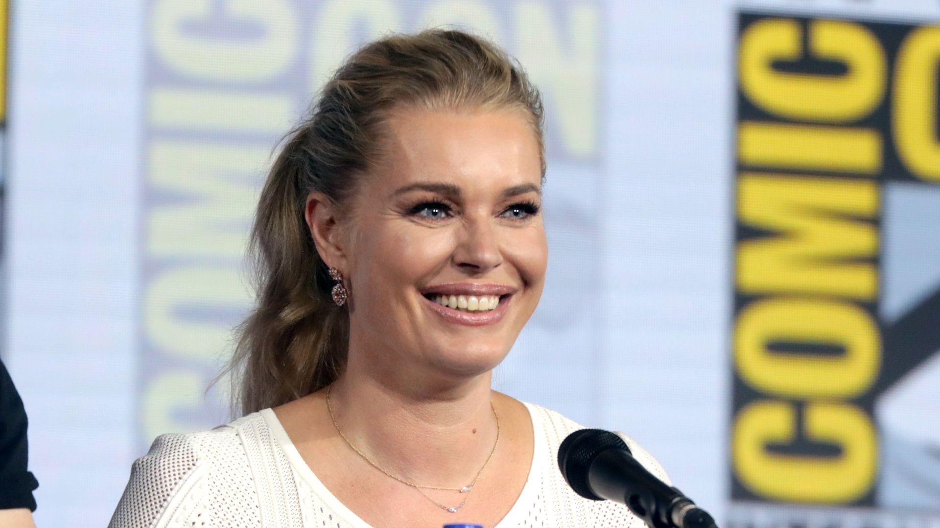 File:Rebecca Romijn (48441709976).jpg