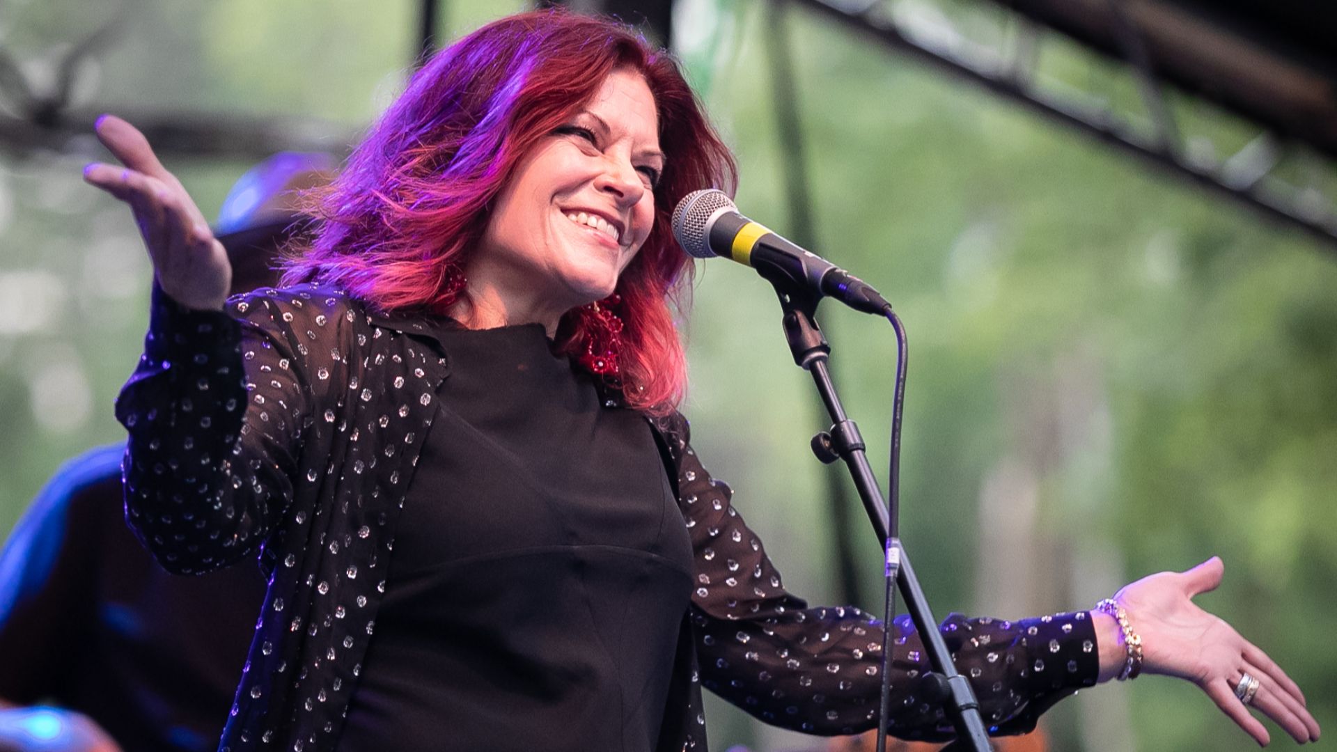 File:Rosanne Cash - Minnesota Zoo (48332905511).jpg