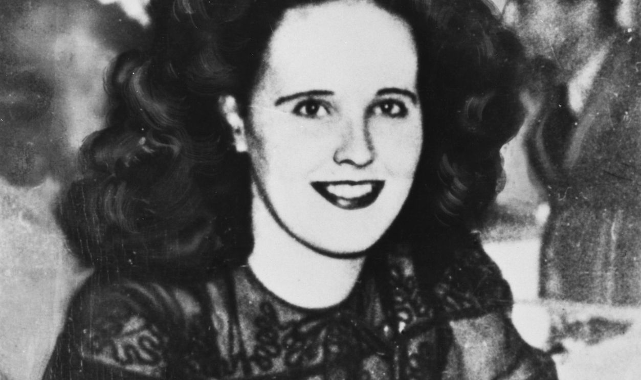 Gettyimages - 2226315453, Portrait Of Elizabeth Short Portrait of American waitress Elizabeth Short (1924 - 1947), known posthumously as the 'Black Dahlia,' seated at a table, early 1940s. The photo has been heavily retouched.