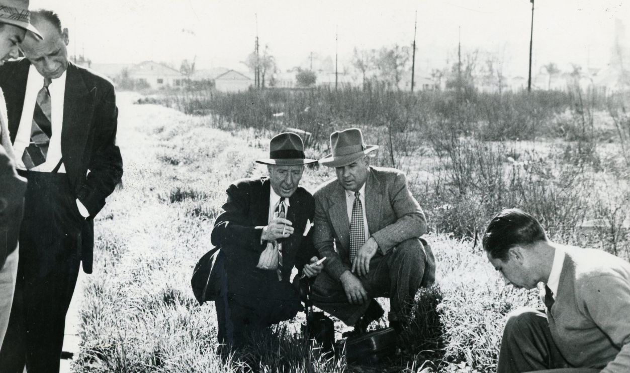 Gettyimages - 2178251067, Elizabeth Short , The Black Dahlia Los Angeles, CA - January 1947: A photo of the crime scene of Elizabeth Short, also known as the Black Dahlia. Shows five men gathered around inspecting the crime scene and the victim's body. Taken in January of 1947