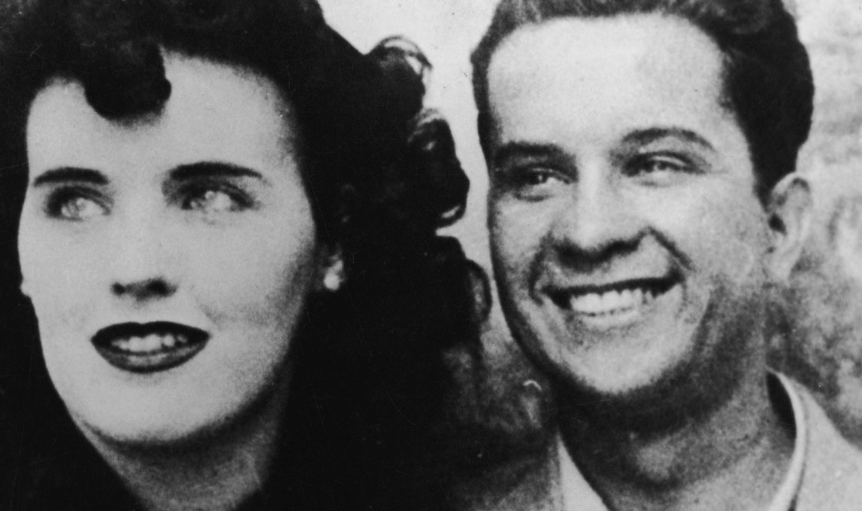 Gettyimages - 56717303, Black Dahlia & Grinning Man Photograph probably taken in a photo booth of American aspiring actress and murder victim Elizabeth Short (1924 - 1947), known as the 'Black Dahlia,' and an unidentified man, mid 1940s. Some experts believe this man to be a suspect in the still unsolved murder.
